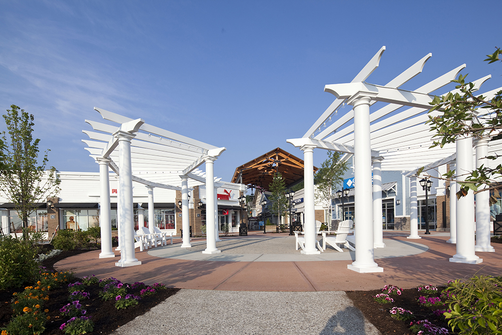 Merrimack Premium Outlets Trellis and Seating Area